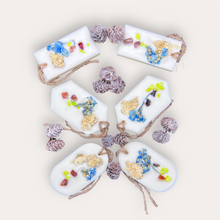 Load image into Gallery viewer, Mango Ciruela Sachets by Pure Essence Scent-white scented wax decorated with dried botanicals and pebbles for decoration, and twine loop for hanging.