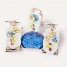 Load image into Gallery viewer, Mango Ciruela Sachets by Pure Essence Scent-white scented wax decorated with dried botanicals and pebbles for decoration, and twine loop for hanging.